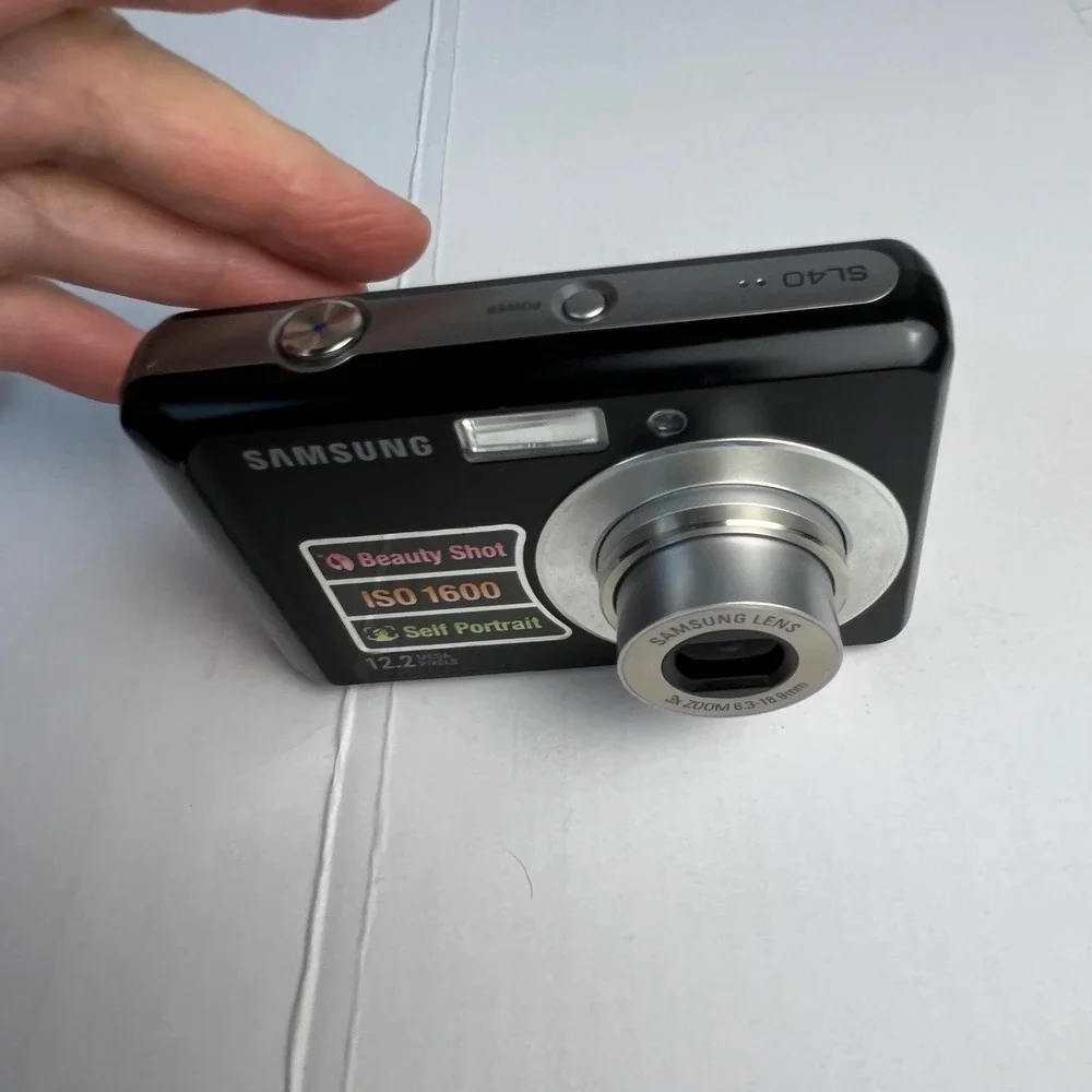 Samsung SL40 Digital Camera Black 12.2MP 3x Zoom Beauty Shot with Case Logic Bag